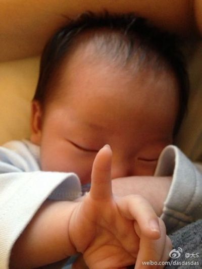 大s曬女兒滿月照 網(wǎng)友發(fā)現(xiàn)大s女兒斷掌