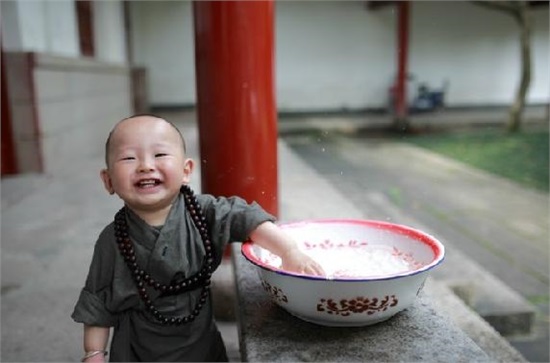 西禪寺小和尚是個萌娃 小和尚只有1歲多
