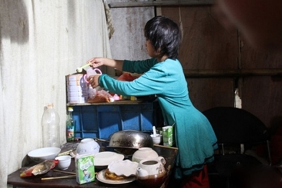 蘇州拾荒夫妻生十個兒女 老四在給妹妹泡奶粉