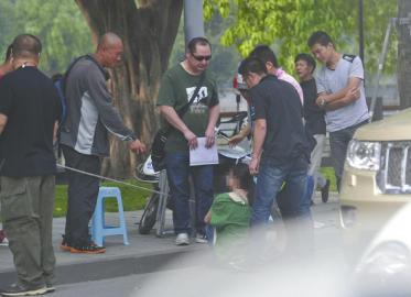 劉德華劇組工作人員和圍觀群眾沖突