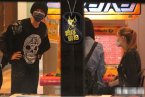 周杰倫女友疑似懷孕 周杰倫昆凌戴口罩約會被偷拍
