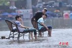 重慶夏天來了 2014年5月5日重慶嘉陵江邊不少市民戲水
