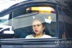 香港老牌女明星邱淑貞和老公沈嘉偉帶著3個女兒外出