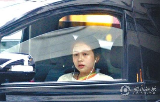 邱淑貞和老公沈嘉偉帶著3個(gè)女兒外出用餐