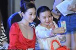 章子怡嫂子殷旭照片 穿紅色低胸裝