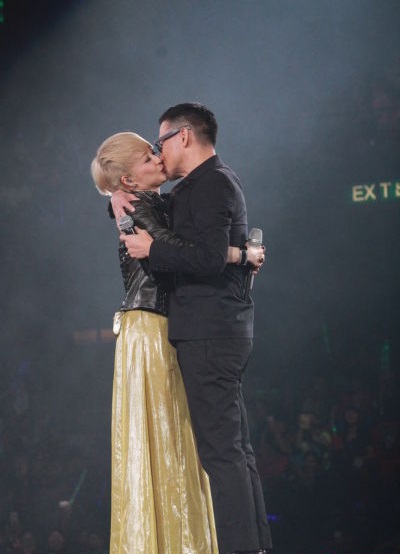 陳慧嫻張學友當眾親吻擁抱