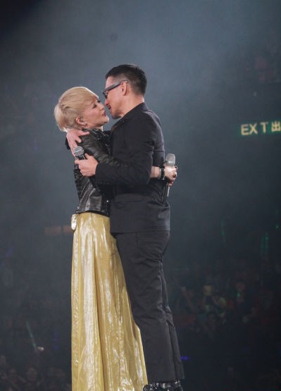 陳慧嫻張學友當眾親吻擁抱