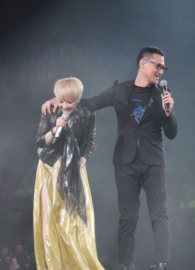 陳慧嫻張學(xué)友當眾親吻擁抱