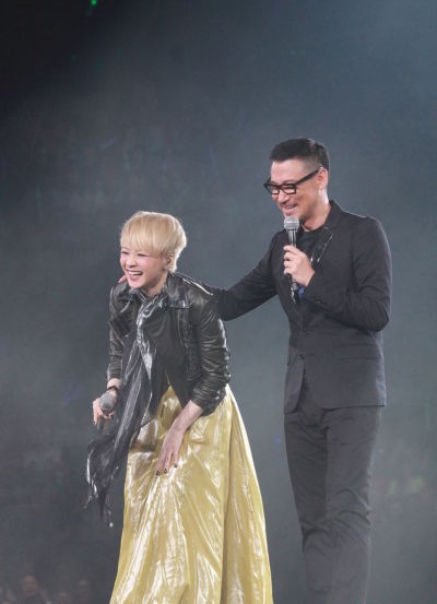 陳慧嫻張學(xué)友當眾親吻擁抱