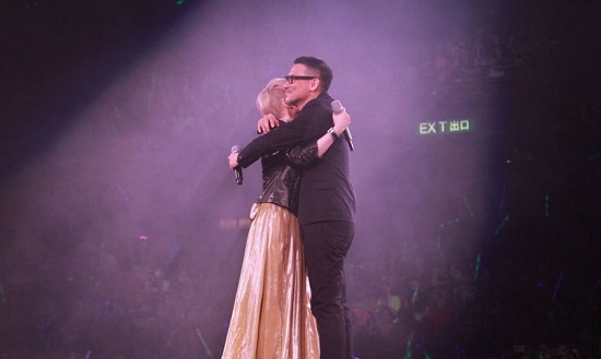 陳慧嫻張學(xué)友當眾親吻擁抱