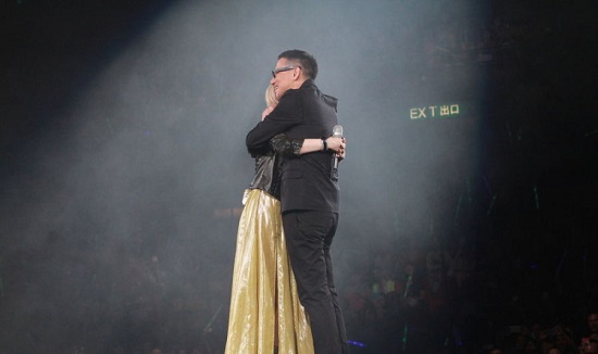 陳慧嫻張學(xué)友當眾親吻擁抱