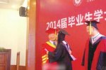女大學生畢業典禮吻校長