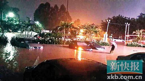 廣州暴雨致火車站前成泳池 乘客頂行李進(jìn)站(圖)