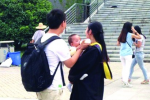 女生帶寶寶拍畢業(yè)照 合肥學(xué)院大四女生抱著8個月大