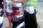 女車主鈔票扔交警羞辱人 市民看不下去報警