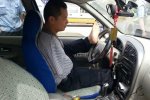 雙腳無證駕駛 司機(jī)沒有雙手用腳開車被查
