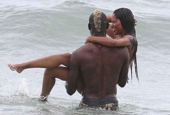 巴神與女友海灘戲水