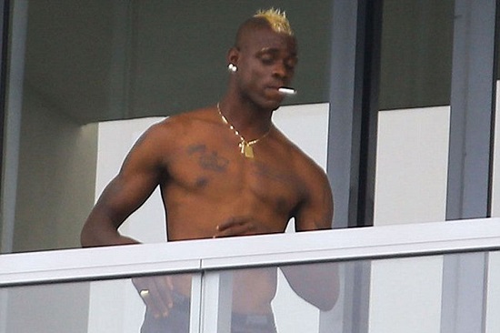 巴神與女友海灘戲水