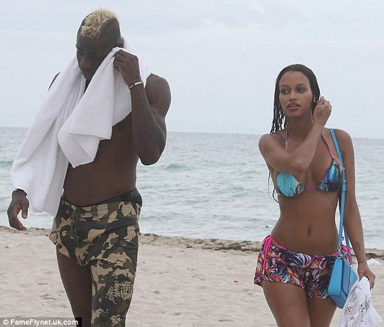 巴神與女友海灘戲水