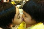 曹格女兒親吻kimi照片