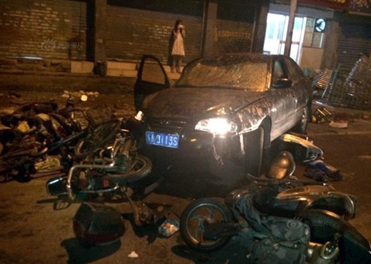 肇事車還撞倒一排摩托車
