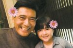 周潤(rùn)發(fā)王詩(shī)齡賣萌照 周潤(rùn)發(fā)和王詩(shī)齡一起帶花賣萌照