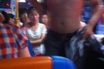 男子公交光膀強占三座 甌北一男子公交上打司機