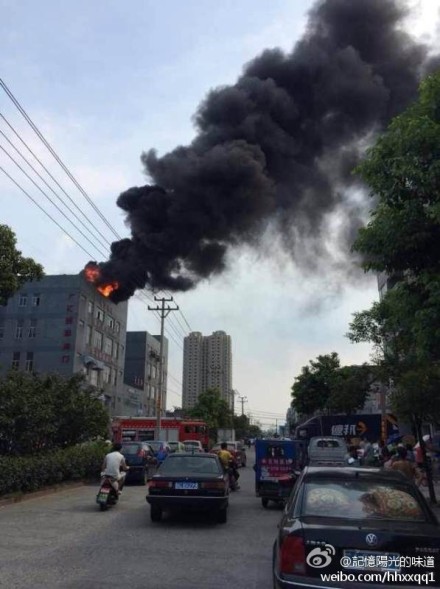 鞋廠頂樓冒出明火