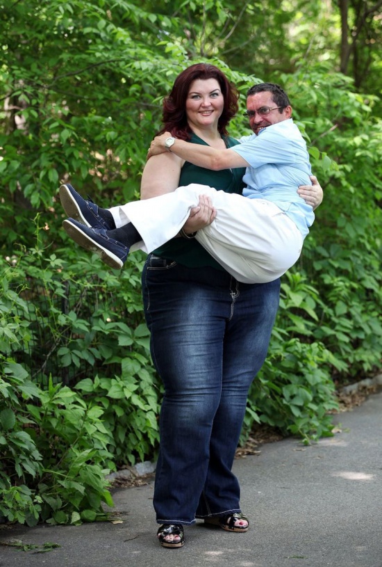 大塊頭女模在男子的映襯下顯得更加大