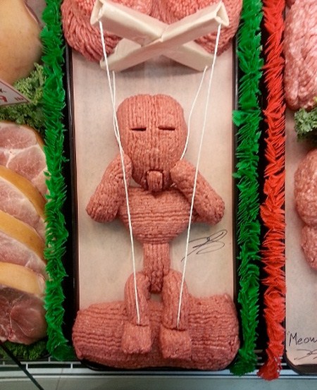 超市擺肉大叔生肉做雕塑