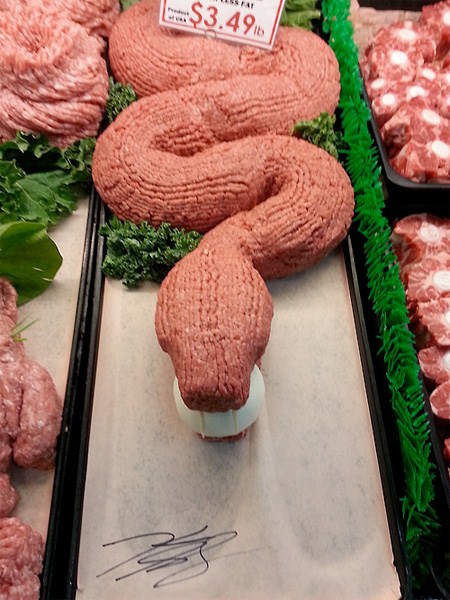 超市擺肉大叔生肉做雕塑