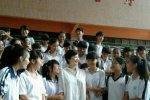 林青霞現(xiàn)身中學(xué)做演講和學(xué)生合影