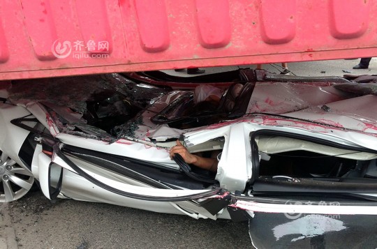 轎車(chē)被壓扁