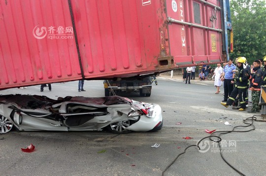 轎車(chē)被壓扁
