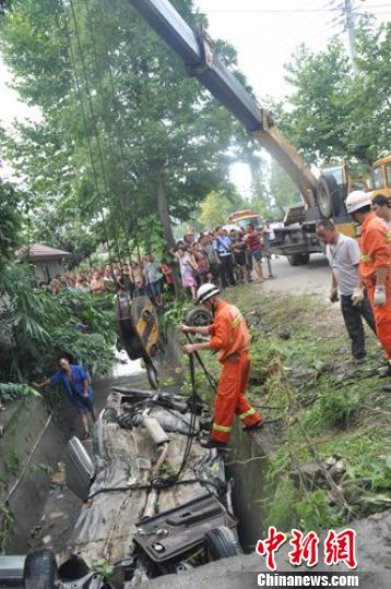 四川德陽轎車翻入水渠車禍