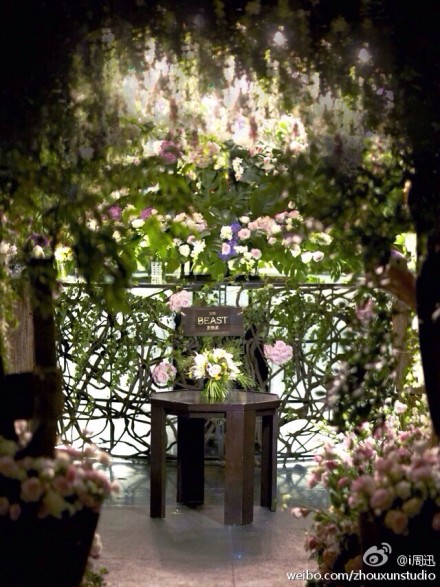 周迅與老公花叢熱吻曬幸福