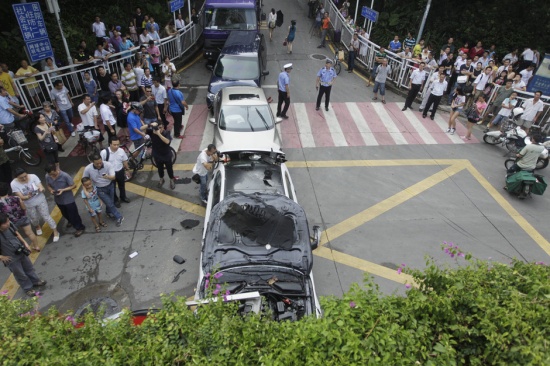 泥崗西路附近發生車禍