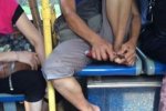 大媽公交上用刀削腳指甲 表情銷魂不忍直視