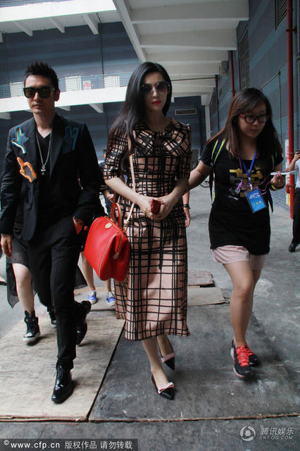 范冰冰亮相成都 眾人護(hù)駕女王范十足