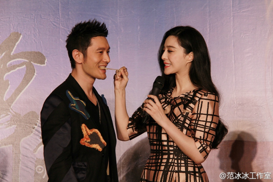 范冰冰亮相成都 和黃曉明親密互動(dòng)