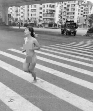 廈門長發(fā)女子街頭裸奔