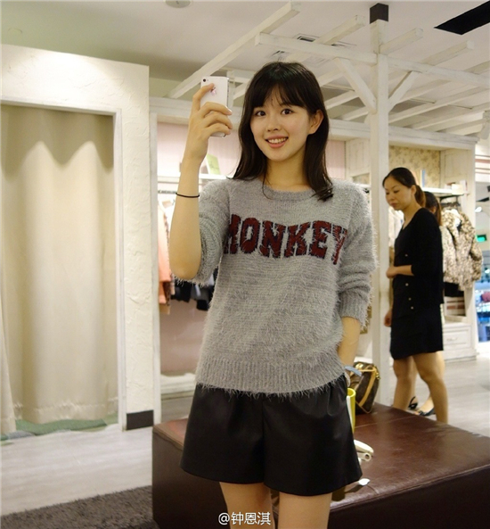 美女?；ㄧ姸麂可钫? /><br />
美女校花鐘恩淇生活照</p>
<p>　　近日，南昌大學的一名女生鐘恩淇意外走紅網絡，并被網友譽為甜美的精靈。不少看過南昌大學?；ㄧ姸麂空掌剂粞员硎?，看她的照片特別舒服自然。</p>
<p>　　其實，美女?；ㄧ姸麂坎⒉皇悄喜?，從她的微博（@鐘恩淇）看，她其實是上海人，她的個性標簽顯示她現在的工作是模特和時尚博主。</p>
<p>　　雖然網上都說是南昌大學?；ㄧ姸麂浚鴮嶋H上呢她已經畢業了，要想在南昌那邊看到她本人的幾率是不大的?！　”疚摹啊眮碓矗篽ttp://www.coweal.com/jiaoyu/daxue/56099.html，轉載必須保留網址。
<p class=