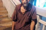 男子鬧市暴打乞討老人 暴打73歲乞討老人近10分鐘