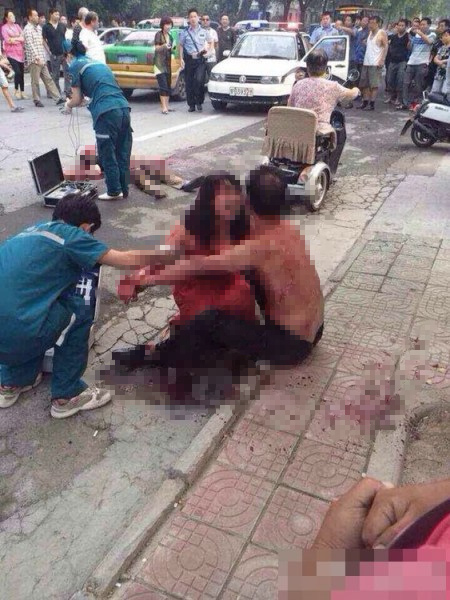 男子疑妻出軌當(dāng)街砍人現(xiàn)場(chǎng)