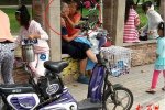 老漢與中年女子街頭激吻 鄭州花園北路中老年人接吻