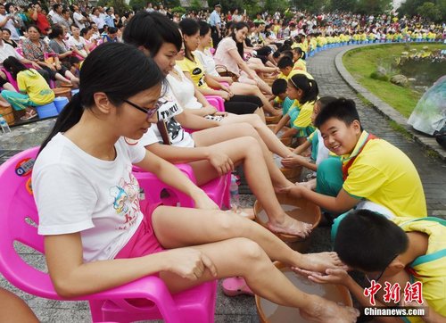 江西萬(wàn)人同時(shí)洗腳傳播孝心