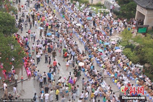 江西萬(wàn)人同時(shí)洗腳傳播孝心