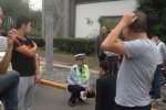 殘疾摩的司機向交警下跪求情