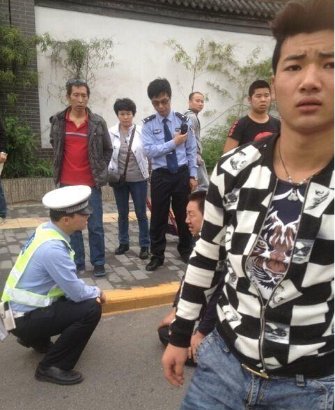 殘疾摩的司機(jī)向交警下跪求情