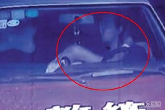 駕校教練與女學員車內激吻